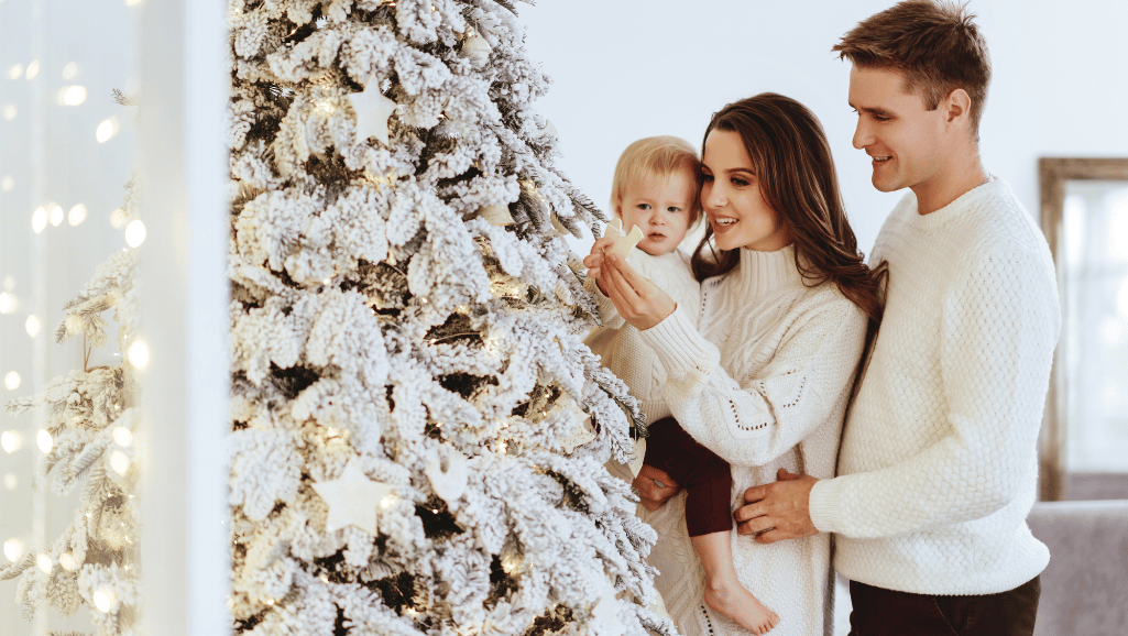 Une famille au chaud grâce à des panneaux solaires installés pendant l'hivers